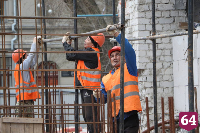 В Саратове устанавливают колонны театра оперы и балета 