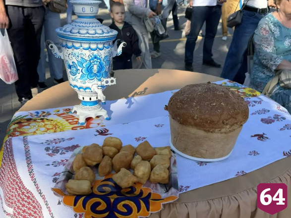 На праздновании Дня города в Энгельсе угощают салом и победными блинчиками