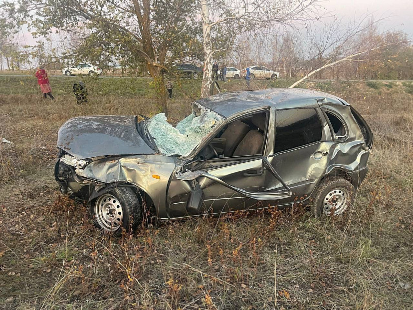 Водитель опрокинул «Калину» в кювет и попал в больницу