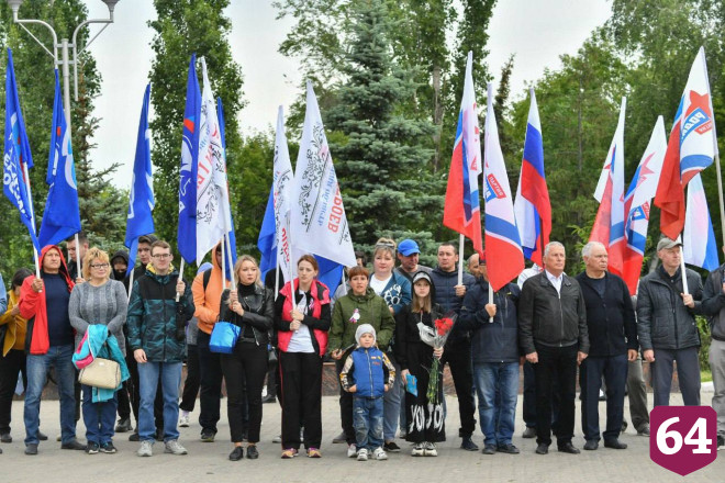 В парке Победы Саратова подняли флаг и исполнили гимн 