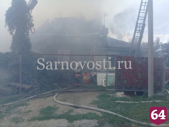 Пожарные не дали огню уничтожить поселок под Саратовом