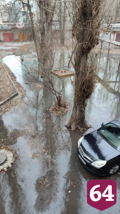 Затопленный двор напомнил жителям о весне и байдарках