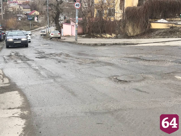 Мэр Саратова показал провалившийся асфальт и мусорные завалы