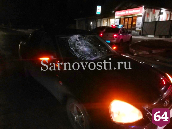 В Саратове пешеход разбил телом лобовое стекло легковушки