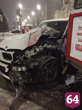 В центре Саратова перед Новым годом девушка на BMW попала под трамвай