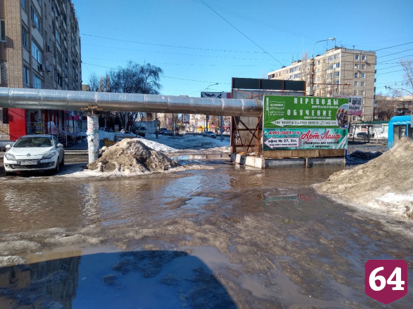 Саратовцы вынуждены на троллейбусе объезжать «реки» на тротуаре