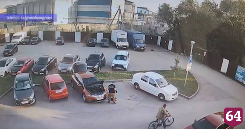 В Энгельсе мужчина украл велосипед из подъезда и попал на видео