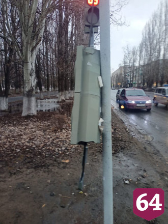 Вандалы сломали светофор в Балакове