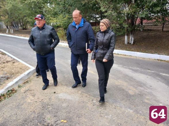 В саратовском поселке построили спортплощадку с окопом