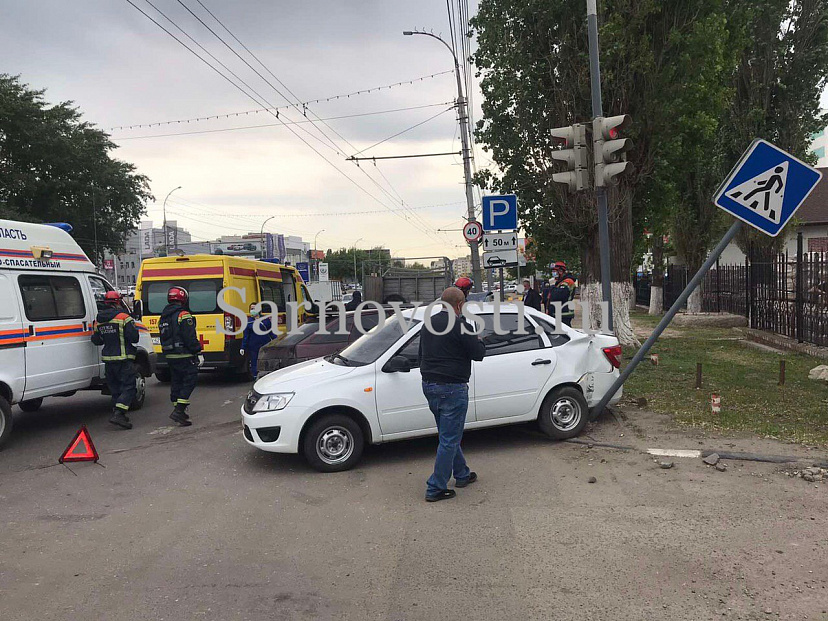 В Саратове легковушку отбросило на дорожный знак после ДТП