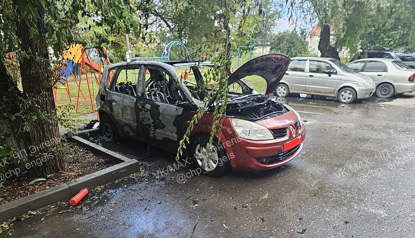 На парковке у детской площадки полыхал автомобиль