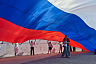 Саратовцы развернули 100-метровый триколор в Парке покорителей космоса