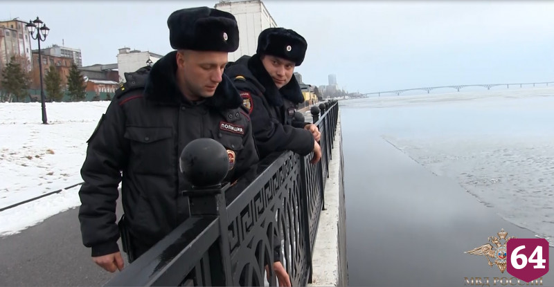 В Саратове полицейские спасли тонувших в Волге студентов