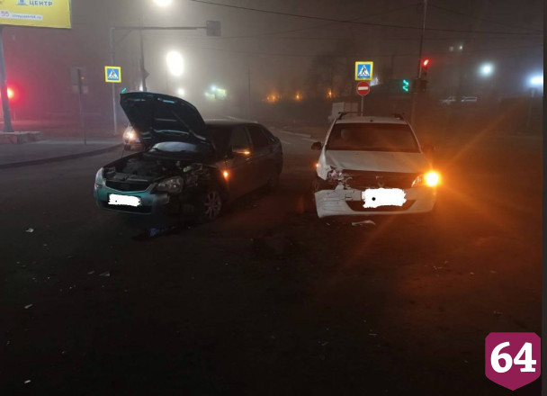 В Саратове иномарка с детьми попала в ДТП