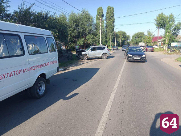 В столкновении кроссовера с «Ладой» пострадала 13-летняя девочка