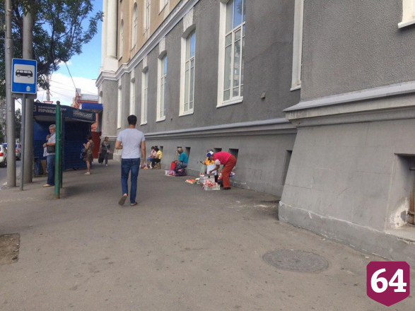 В Саратове овощами и фруктами торгуют без масок 