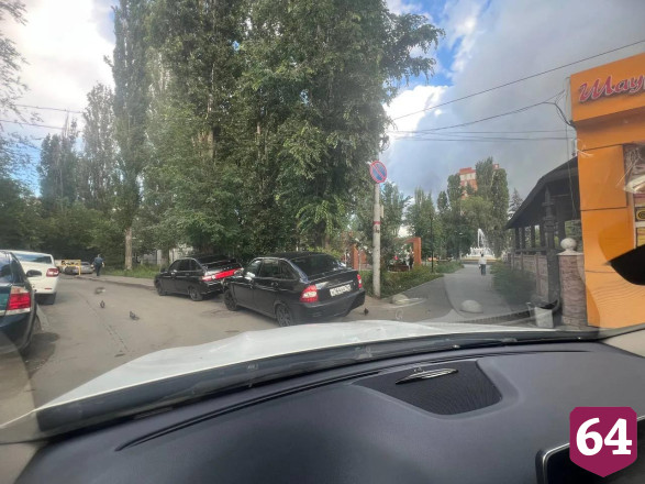 В Саратове автохамы оккупировали тротуар у сквера