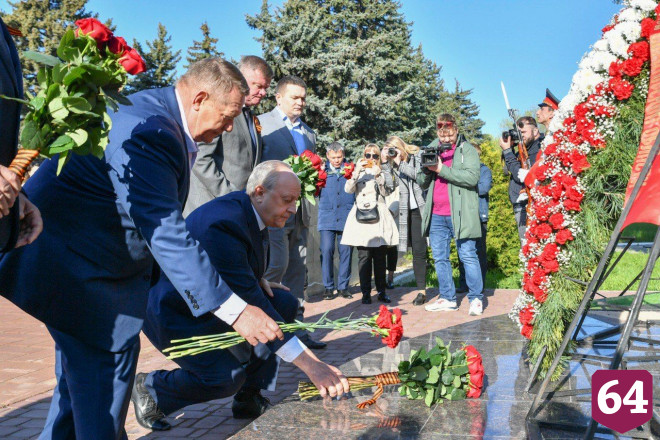 Саратовский губернатор почтил память погибших в Великой Отечественной войне