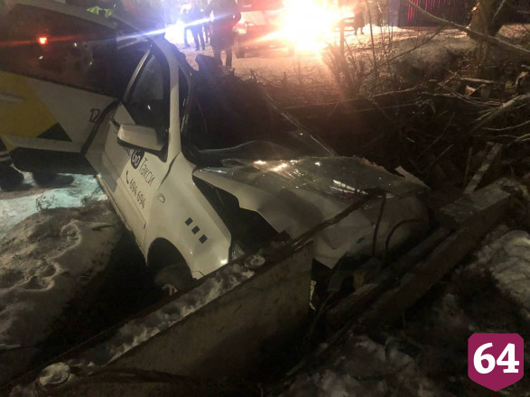 В Саратове мужчина погиб в аварии с фурой и такси