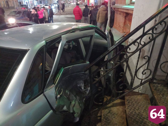 Появилось видео аварии со сбитыми в центре Саратова пешеходами 