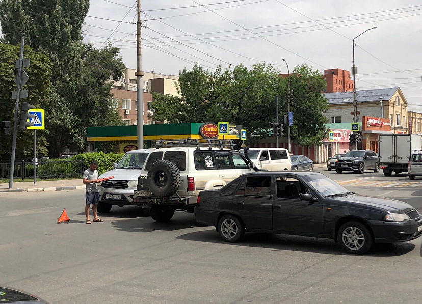 Иномарка и «Патриот» не поделили перекресток в центре Саратова