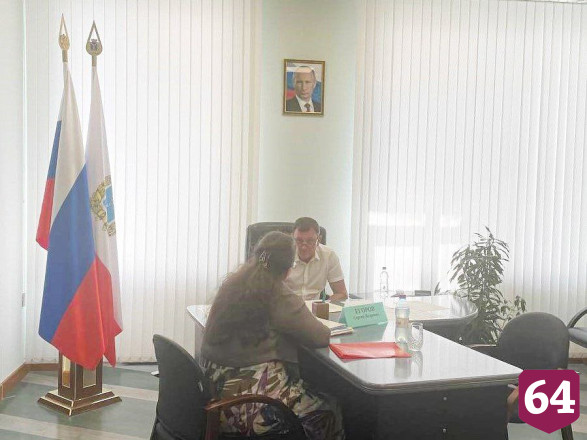 Зампред помог пенсионерке из Саратова со слуховым аппаратом