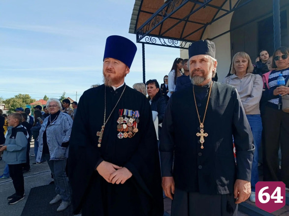 На саратовском фестивале самоваров кормили пловом и катали на ослике