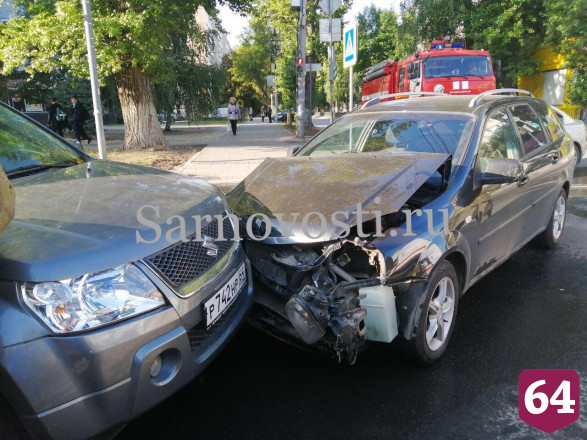 В Саратове кроссовер опрокинулся на крышу после массового ДТП