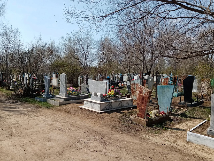 В Саратове на Радоницу подготовят подъезды и парковки у кладбищ