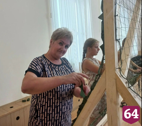 Школьница из Саратова с бабушкой плетет для фронта маскировочные сети 