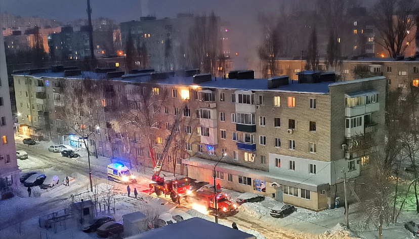 Пожарные отбивали от огня кухню в пятиэтажке