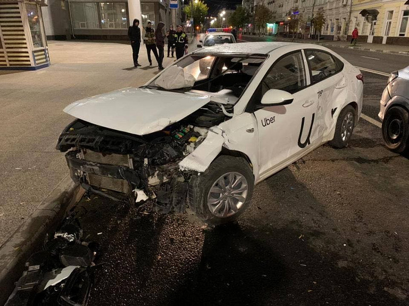 В аварии у саратовского цирка пострадал пассажир такси