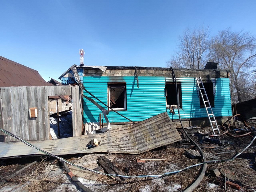 Под Саратовом прохожий спас женщину из горящего дома 