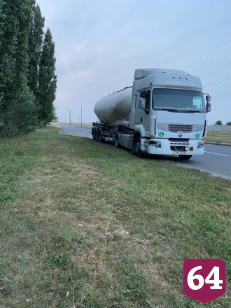 Во время тумана иномарка влетела под припаркованный грузовик