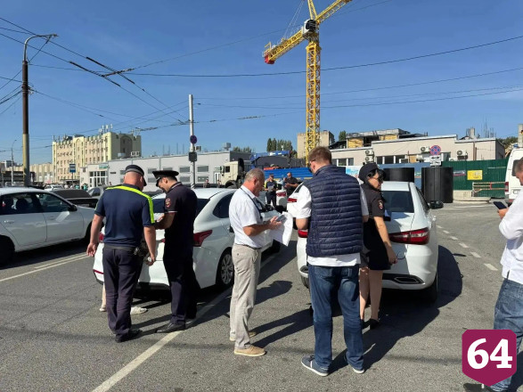 Двое таксистов попались на нарушениях во время рейда в Саратове