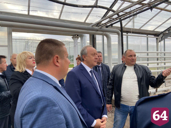 Губернатор проверил на вкус яблочный сок балаковского завода 