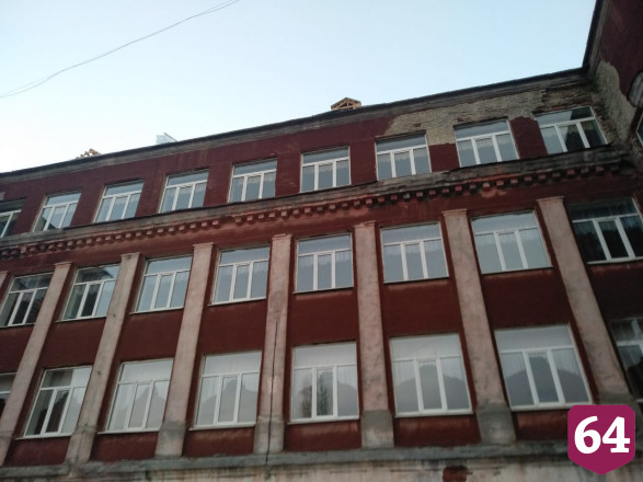 Молодой кровельщик разбился, упав с крыши лицея 