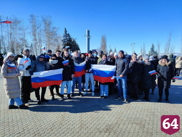 В Саратове студенты развернули 80-метровый флаг в поддержку президента