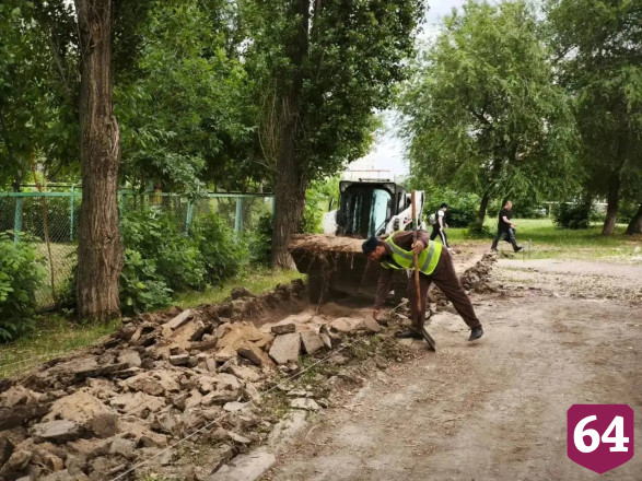 В Энгельсе между школой и детсадом обустраивают тротуар