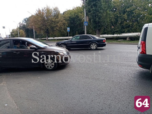 В Саратове иномарка перелетела через тротуар и врезалась в бордюр