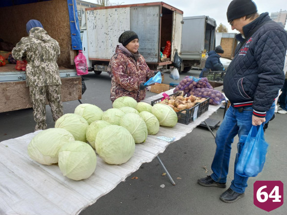 На ярмарке в Саратове продавали оружие и ежей 