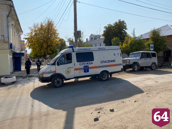 Под Саратовом упавшая в траншею собака обрычала спасателей