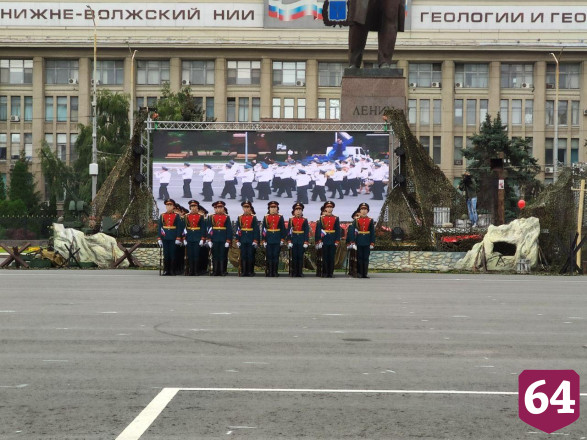 Над Саратовом в честь 75-летия Победы пролетели бомбардировщики 