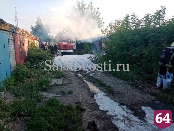 В Саратове выгорел гараж с винтажным автомобилем