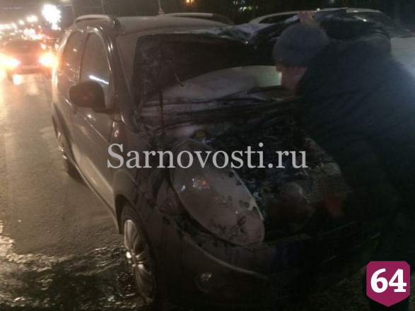 В Саратове легковушка протаранила грузовик и загорелась