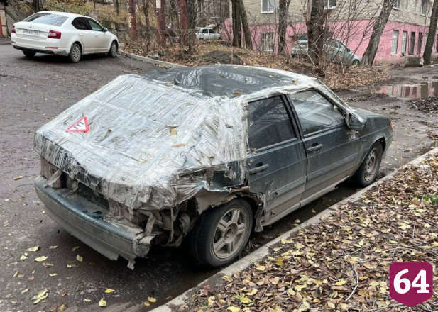 На улицах Саратова нашли еще два десятка брошенных автомобилей 