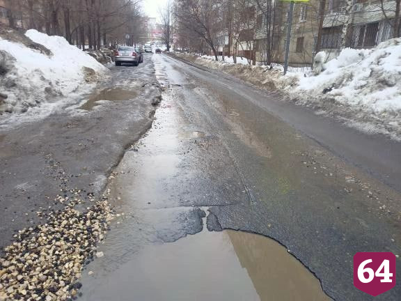 Жители рассказали о «полосах препятствий» на дорогах Саратова