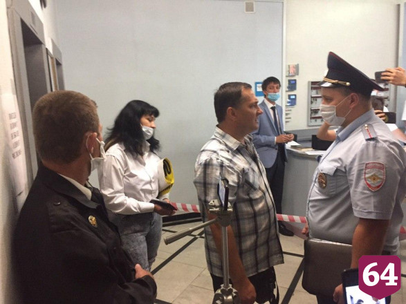Саратовский коммунист не пустил полицейских в лифт областной думы