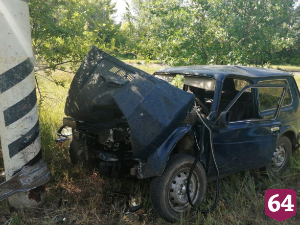 В столкновении «Нивы» со столбом погибли 2 человека