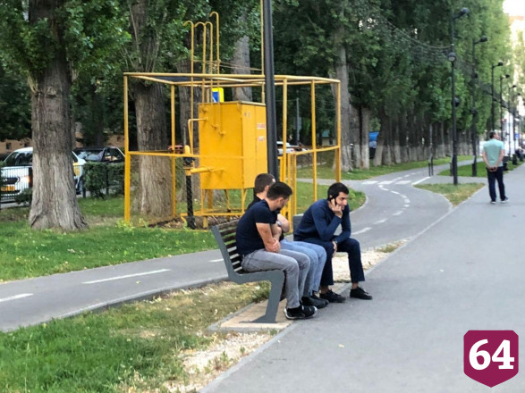 Жители Саратова вышли на вечернюю прогулку без масок